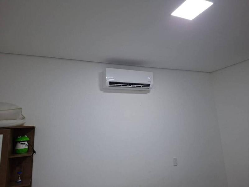 Ar-condicionado instalado em ambiente residencial