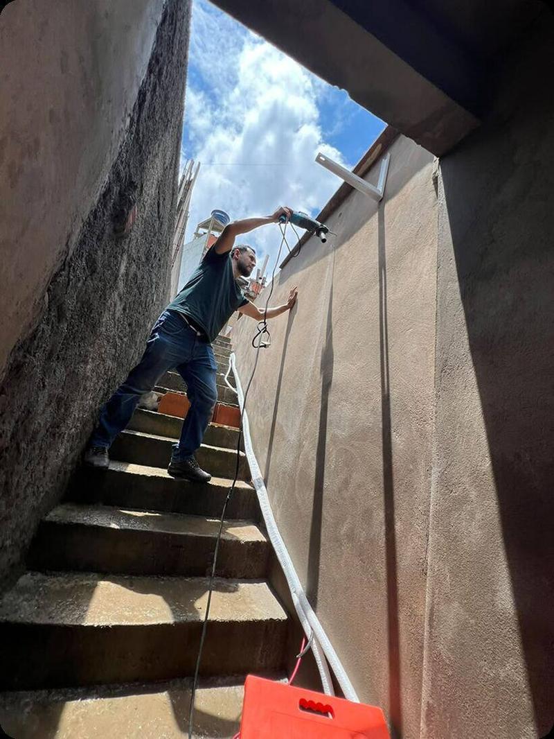 Técnico fixando suporte para instalação de ar-condicionado