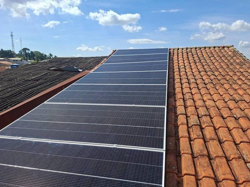 Painéis solares instalados em telhado residencial