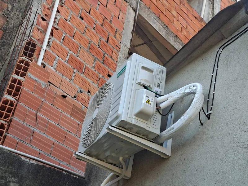 Condensadora de ar-condicionado instalada em fachada de obra