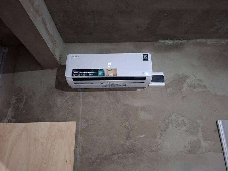 Ar-condicionado instalado em parede de concreto