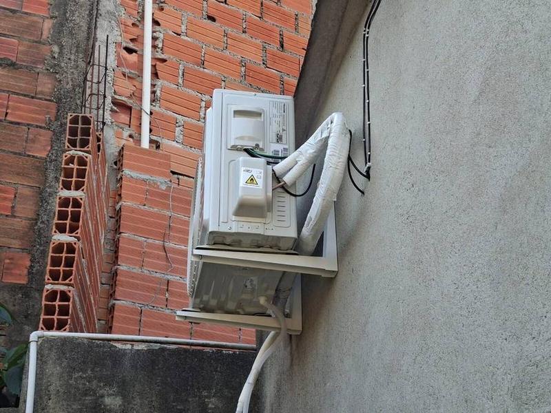 Condensadora de ar-condicionado instalada em obra