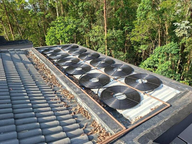 Aquecedor solar de piscina instalado em telhado