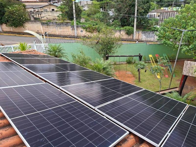 Painéis solares instalados em telhado residencial