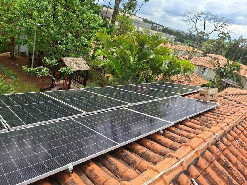 Painéis solares instalados em telhado residencial