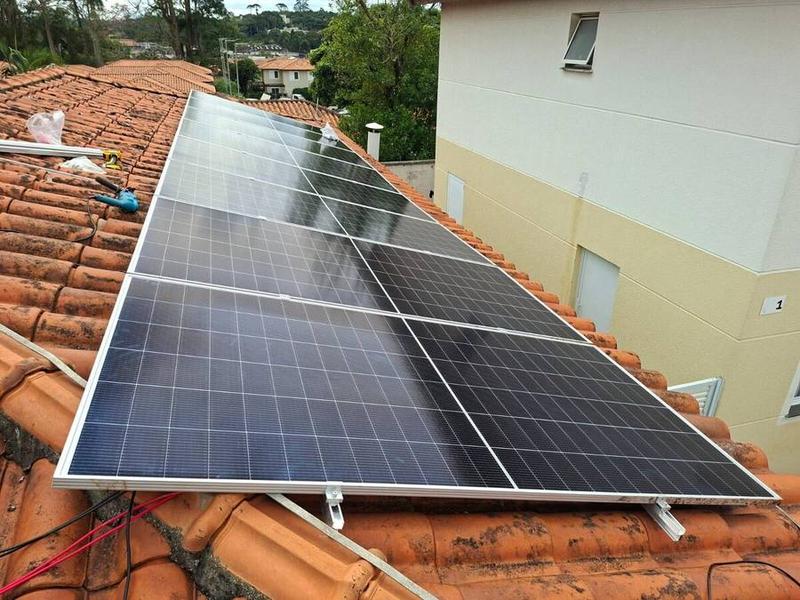 Painéis solares instalados em telhado residencial