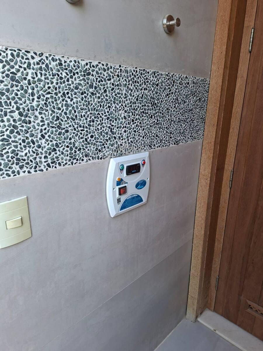 Painel de controle de sauna instalado