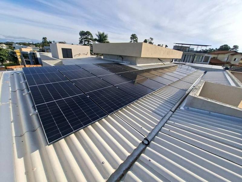 Sistema fotovoltaico instalado em telhado residencial