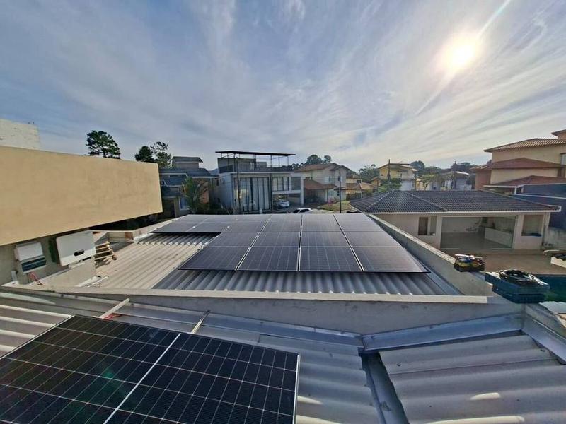 Painéis solares instalados com vista para piscina