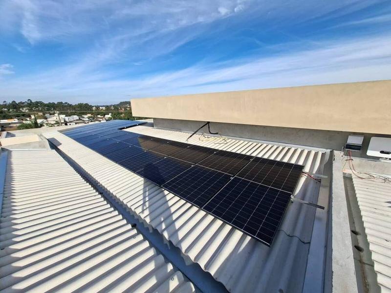Painéis solares instalados em telhado residencial urbano