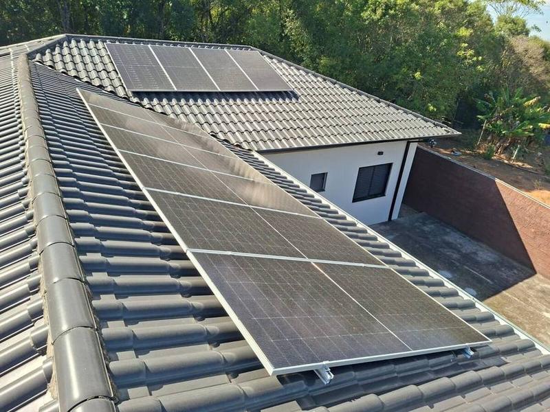 Painéis solares instalados em telhado residencial