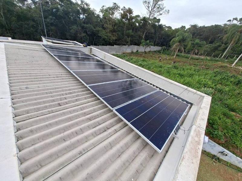 Painéis solares instalados em telhado residencial