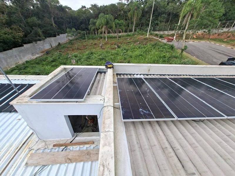 Painéis solares em instalação residencial