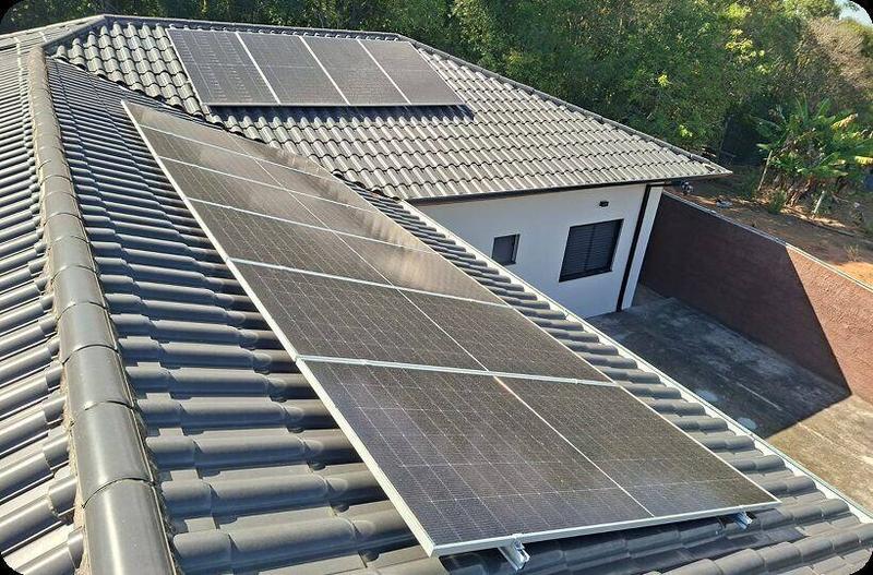 Painéis solares instalados em telhado residencial